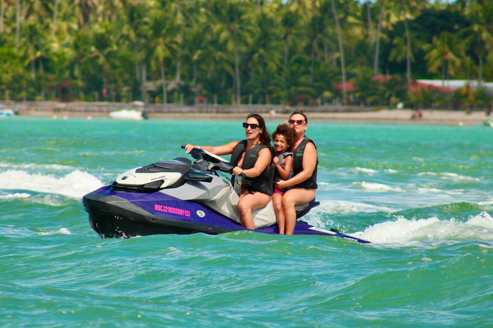 Passeio de jet ski em andamento na Praia dos Carneiros