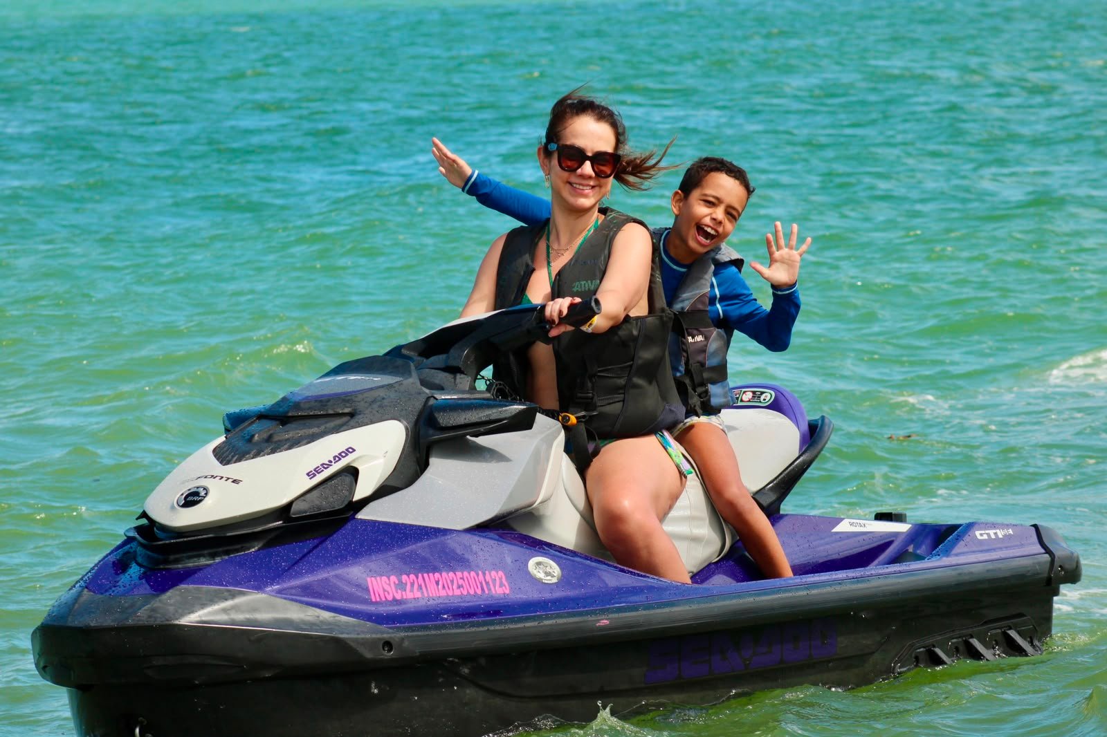 Mãe e filho em passeio de jet ski de 30 minutos